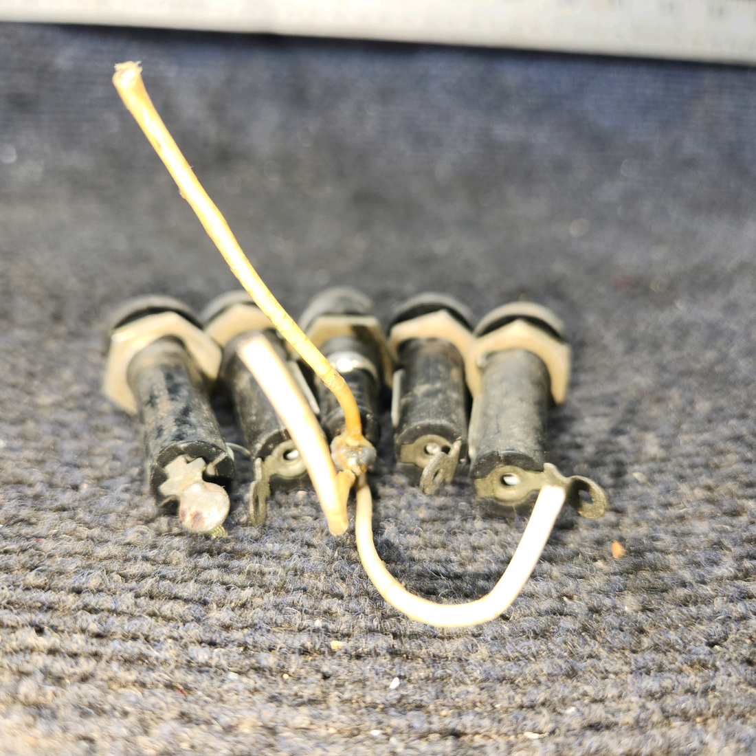 Used aircraft parts for sale, 465-257 Piper PA-28-140 Fuse Holders - Set of 5