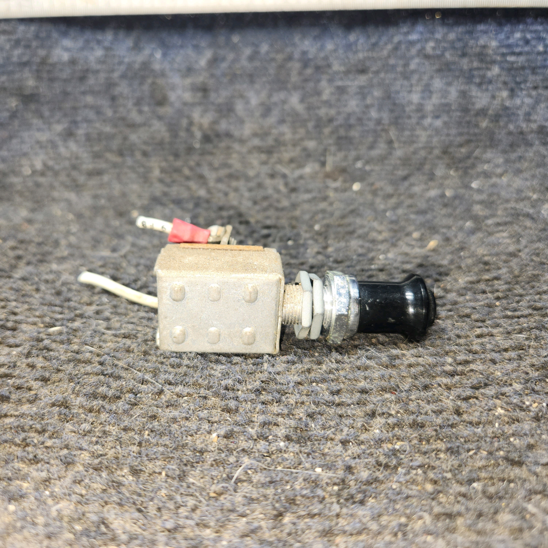 Used aircraft parts for sale, 0713026-4 cessna 172k Pitot Switch Knob Assembly