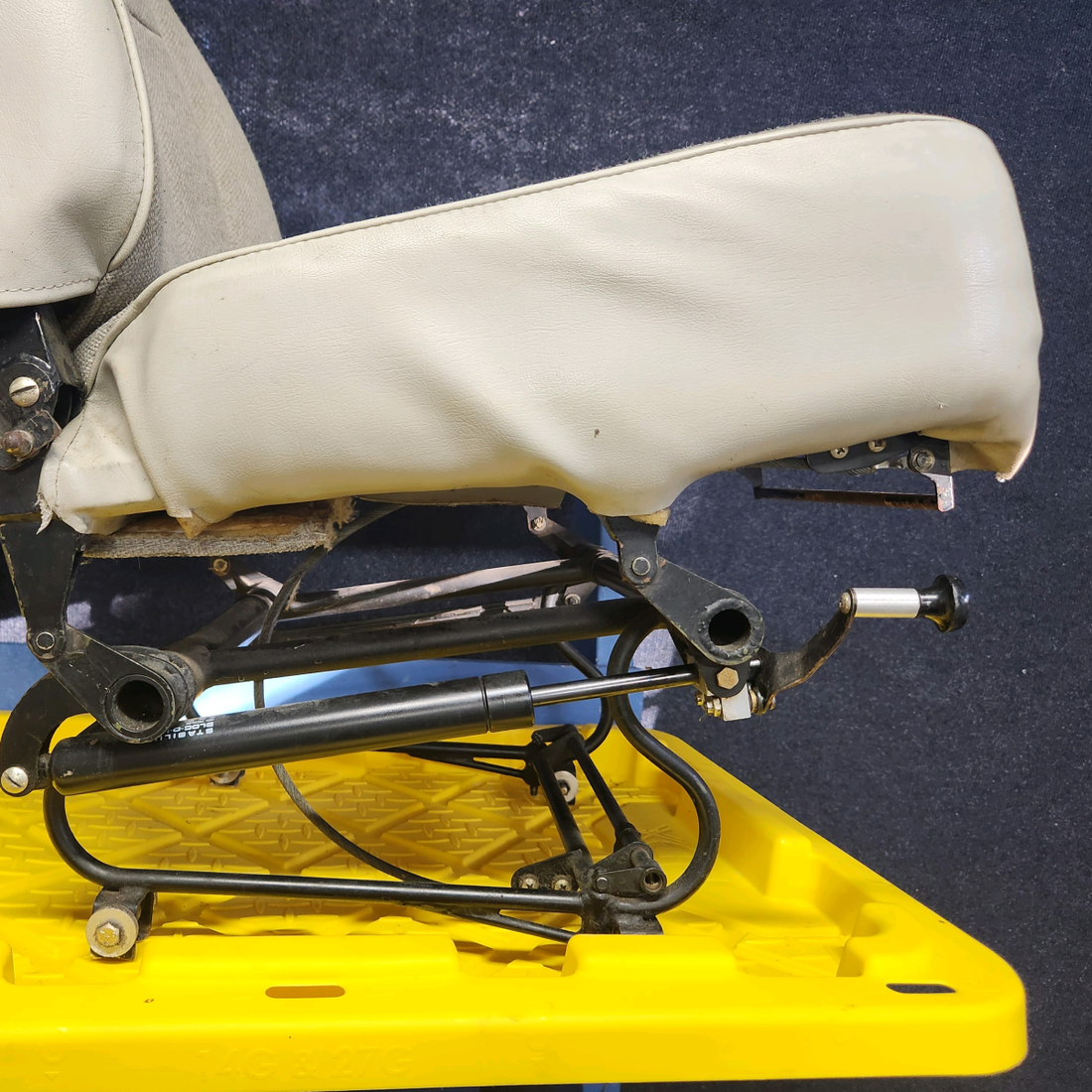 Used aircraft parts for sale, 89026-003 PIPER PA28-161 Warrior III SEAT ASSEMBLY RH-COPILOT   MECHANICAL GOOD CONDITIONS