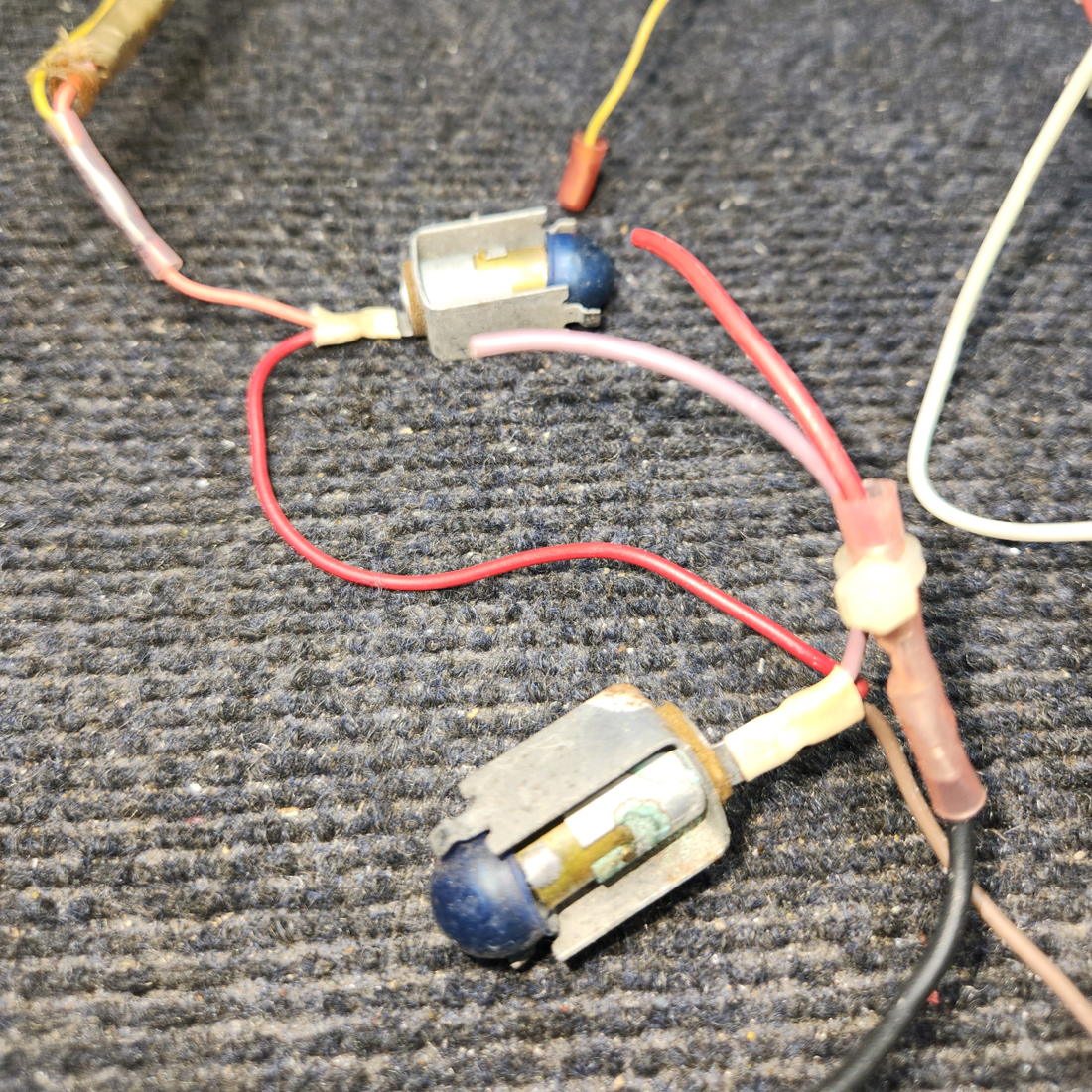 Used aircraft parts for sale, 565-516 Piper PA32RT-300 Panel Light Holder Set