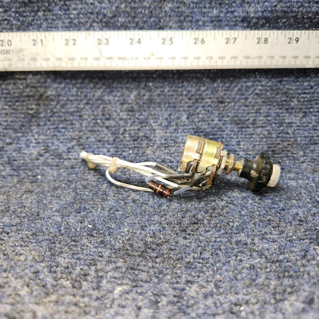Used aircraft parts for sale, S2091-7 Cessna 172RG Resistor Panel Light W/Knob