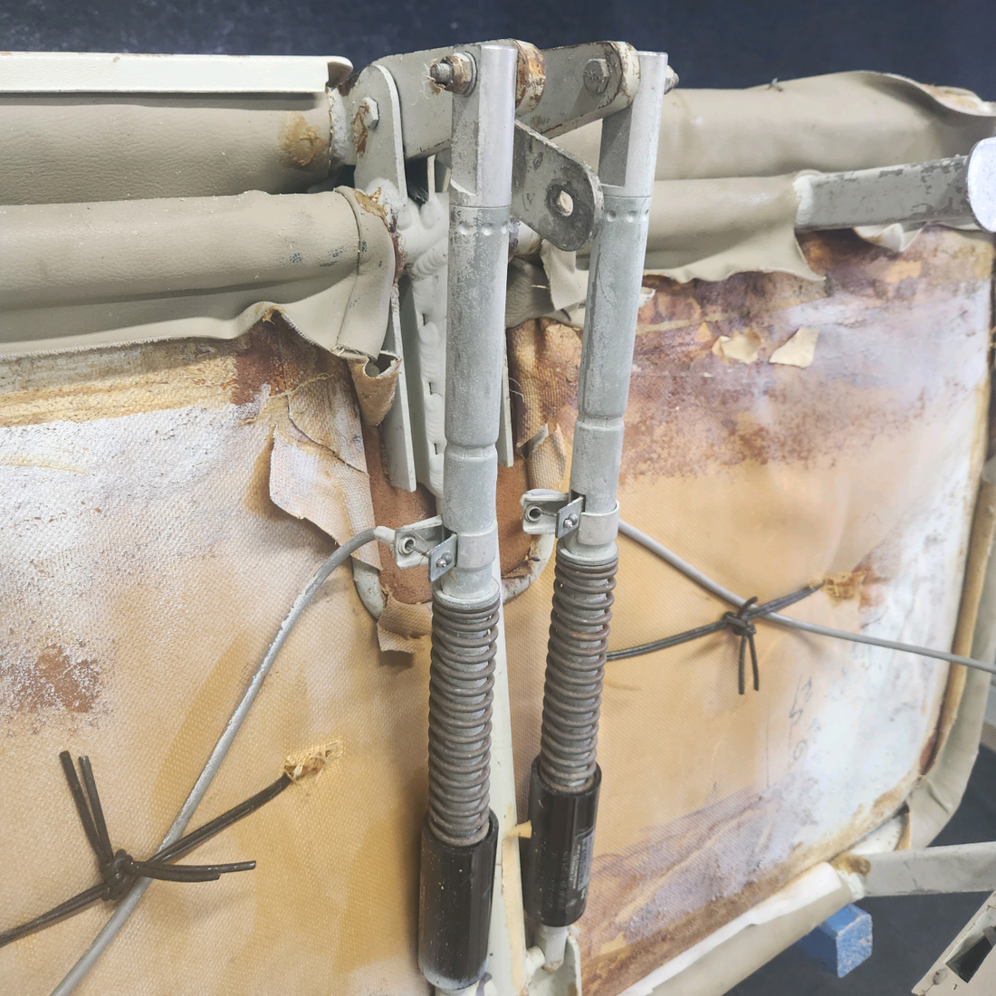 Used aircraft parts for sale, 0514170-3 CESSNA C172RG SPLIT BACK BENCH SEAT ASSEMBLY SEE PHOTOS FOR DETAILS