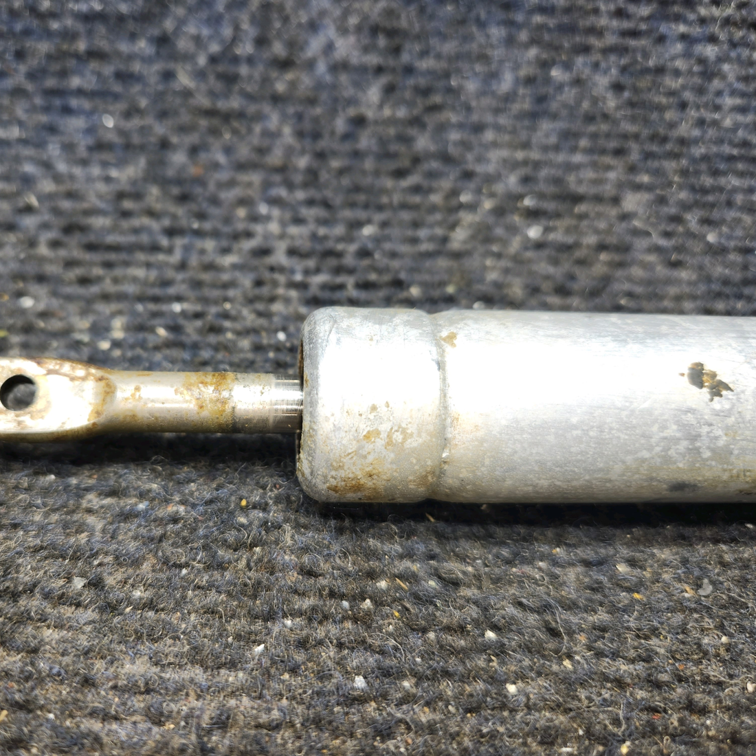 Used aircraft parts for sale, 10650 Cessna 172F Flap Actuator Cylinder Assembly