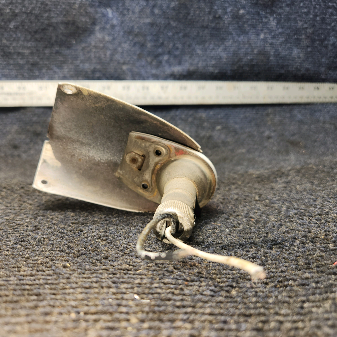 Used aircraft parts for sale, C622001-0201 cessna 150G Wing Position Light Assembly with Red Lens – LH
