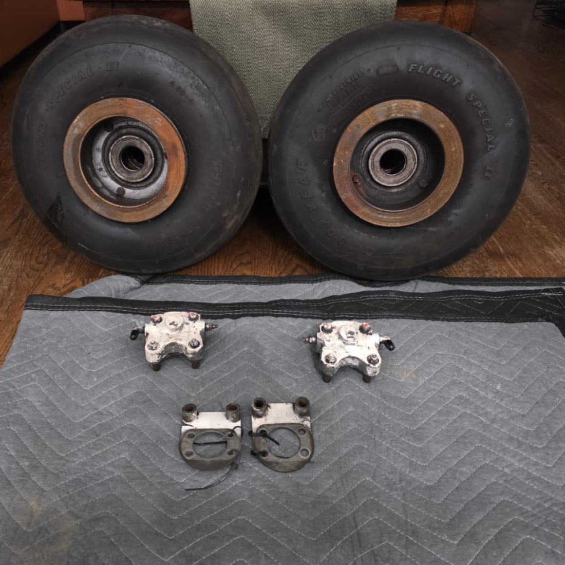 Used aircraft parts for sale, C163001-0103 , C163030-0107 cessna 172k Wheels and brake Combo.