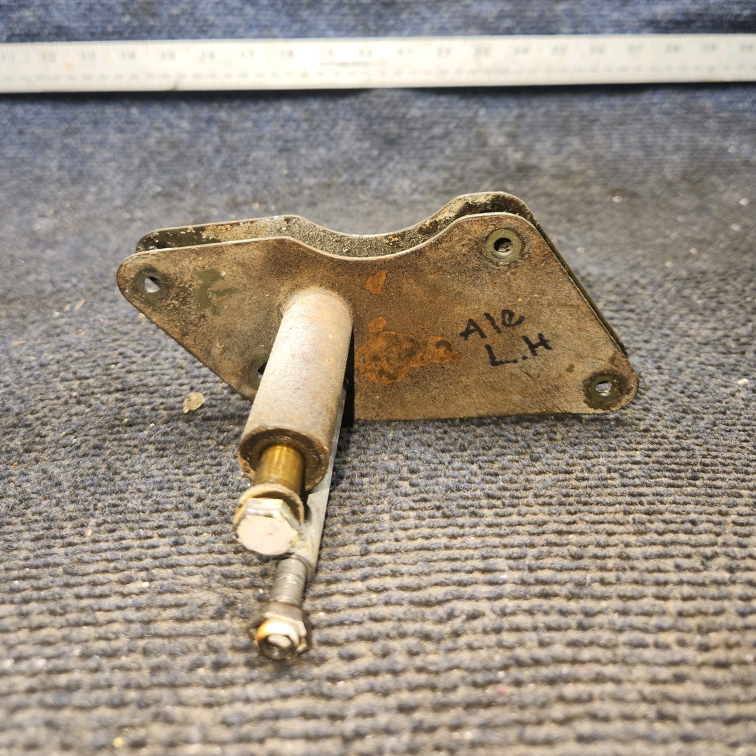 Used aircraft parts for sale, 0523223 cessna 150G Aileron Bellcrank Assembly – LH