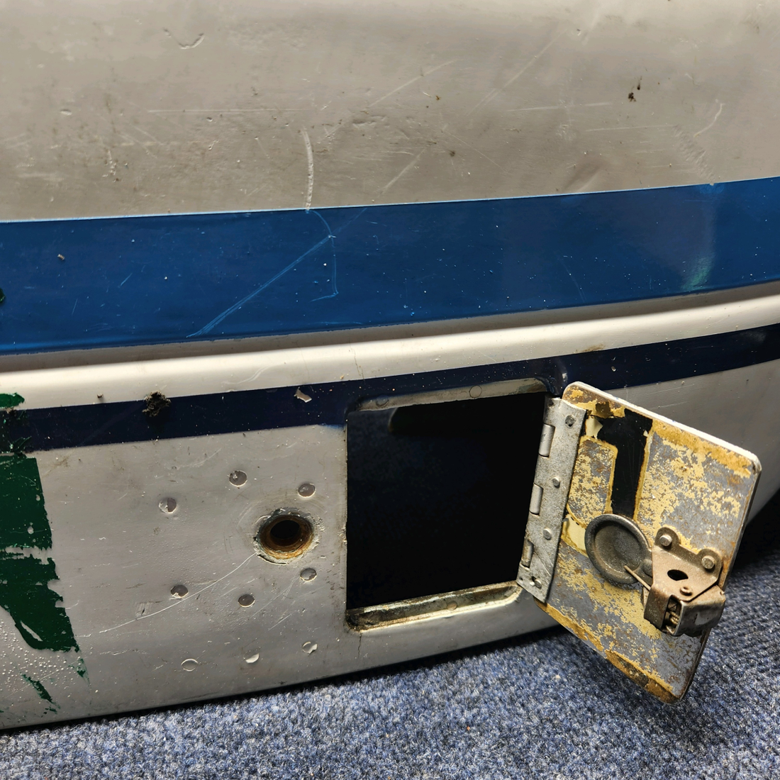 Used aircraft parts for sale, 0541223-16 Cessna  [part_model] WHEEL PANT ASSEMBLY RH W/ DOOR