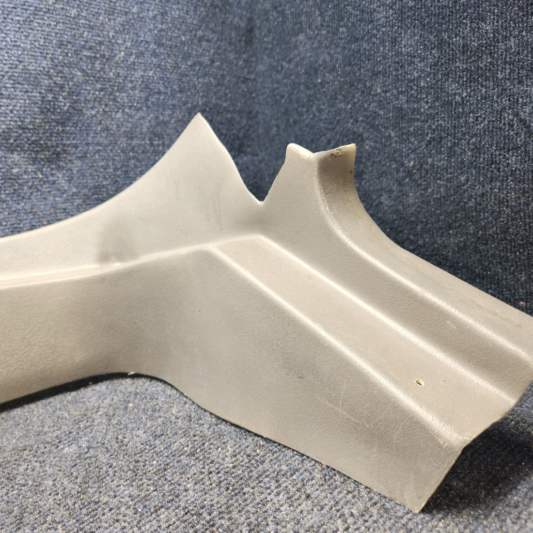 Used aircraft parts for sale, 2415014-7 Cessna 172RG MOLDING REAR WINDOW LOWER