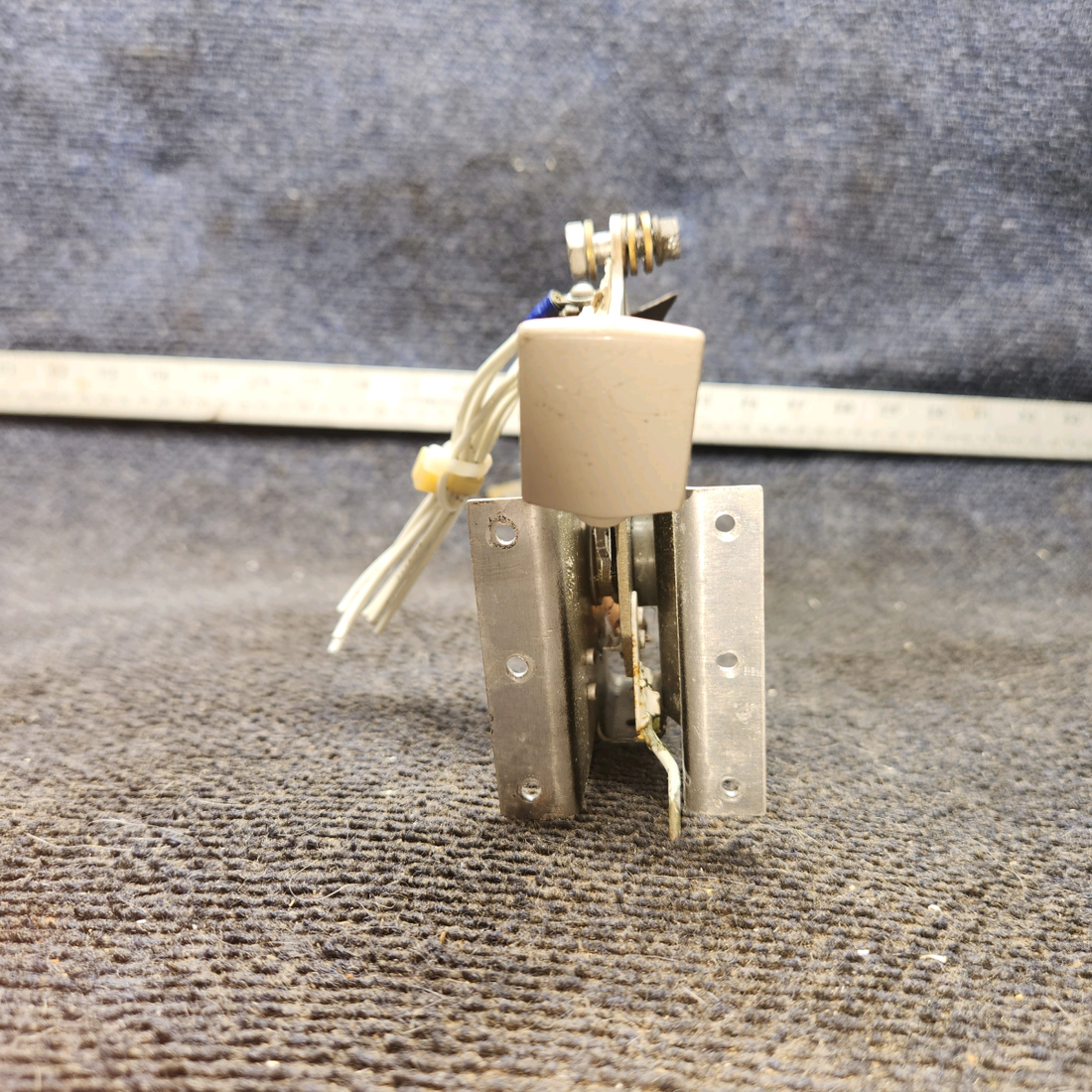 Used aircraft parts for sale, 0560025-6 cessna 172N Flap Indicator