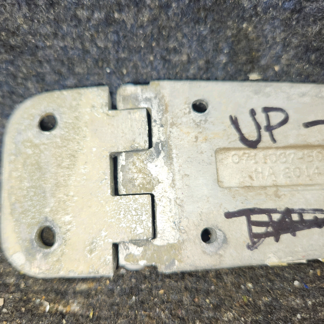 Used aircraft parts for sale, 0413426-3 cessna 150G Hinge Assembly – LH Upper & RH Lower