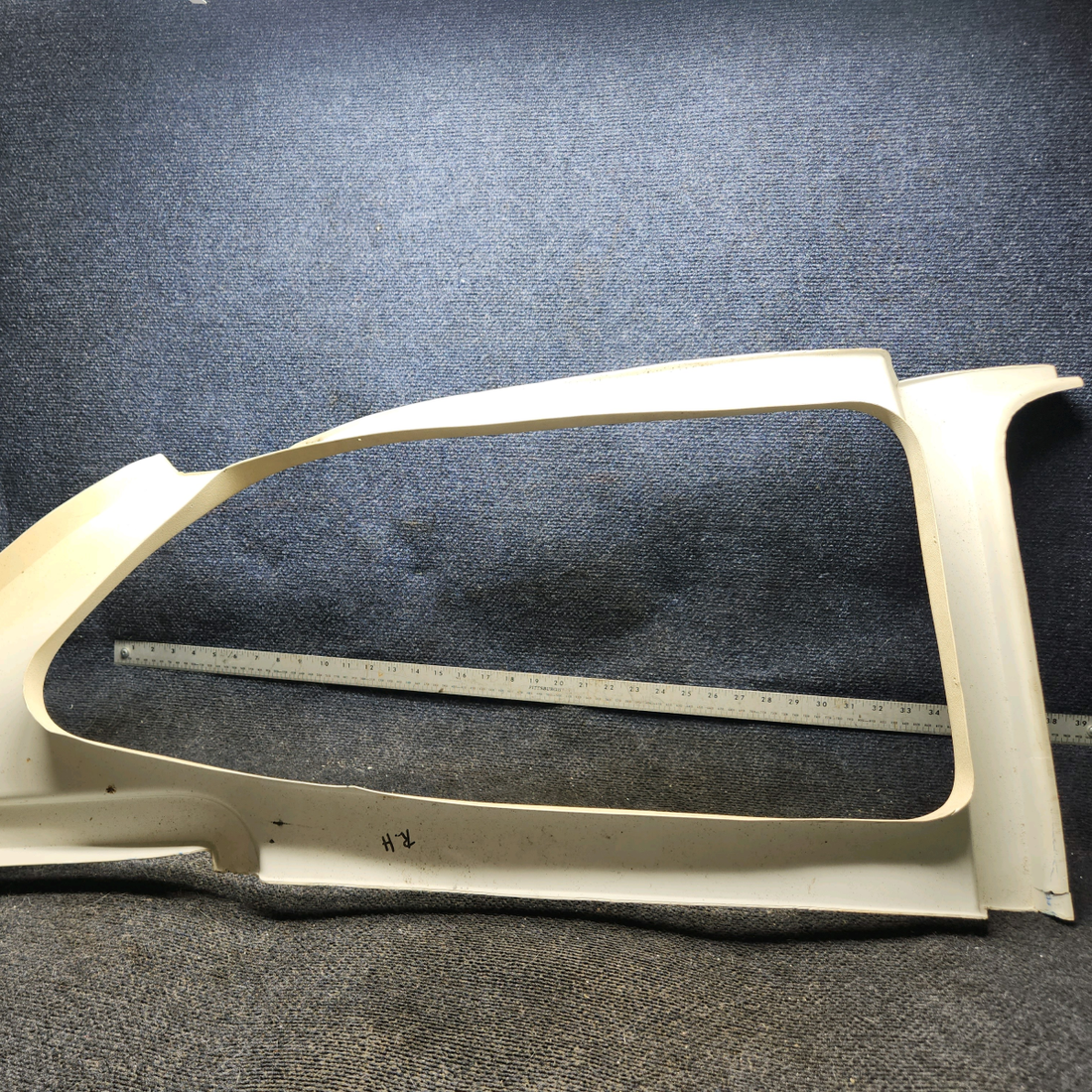 Used aircraft parts for sale, 0515027-4 cessna 172N Window Moulding - RH