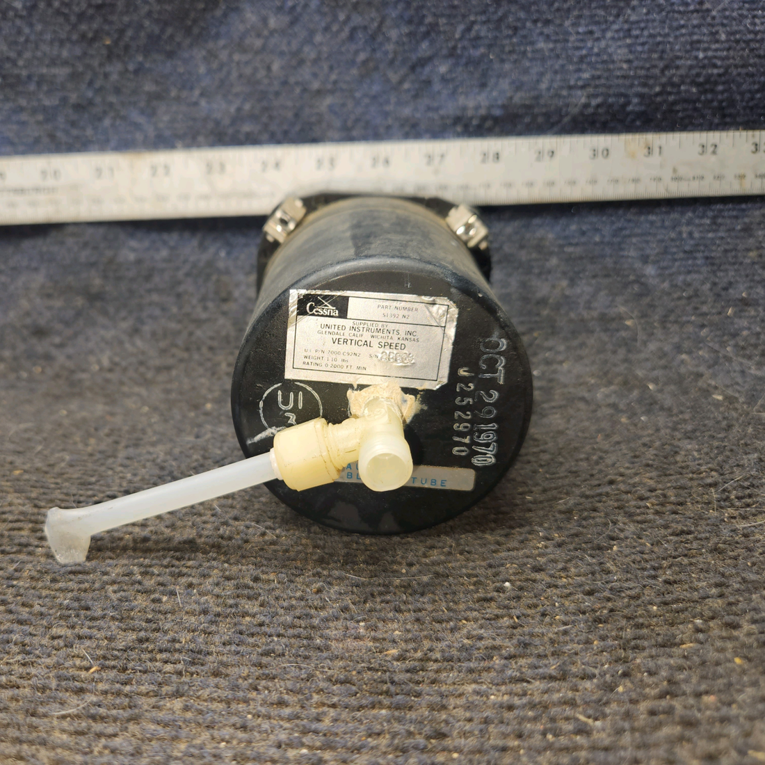 Used aircraft parts for sale, S1392-N2 United Instruments cessna 172k Vertical Speed Indicator – Glass is Slightly Foggy