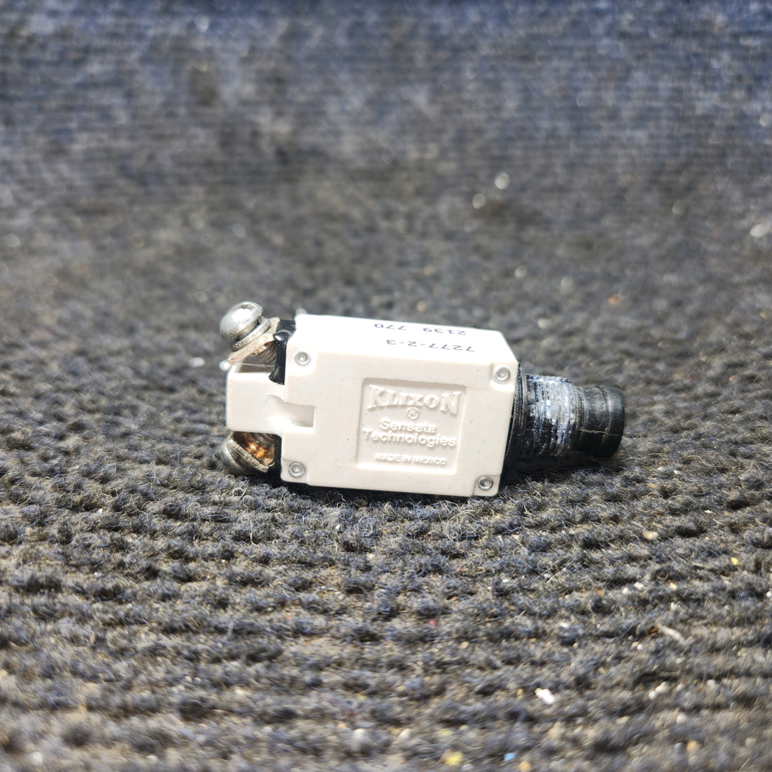 Used aircraft parts for sale, 7277-2-3 Klixon 7277 cessna 150G Push-Pull Circuit Breaker - 3 Amps