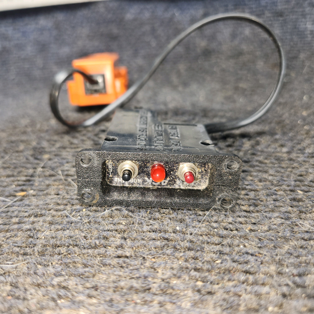 Used aircraft parts for sale, E-04 406 ELT cessna 172N Emergency Locator Transmitter 406 – Cracked Antenna