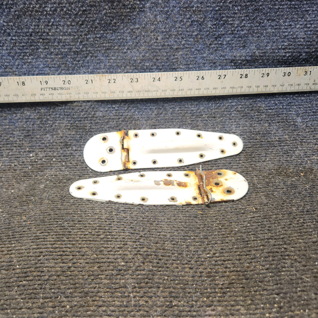Used aircraft parts for sale, 0517019-3 cessna 172N Hinge Half