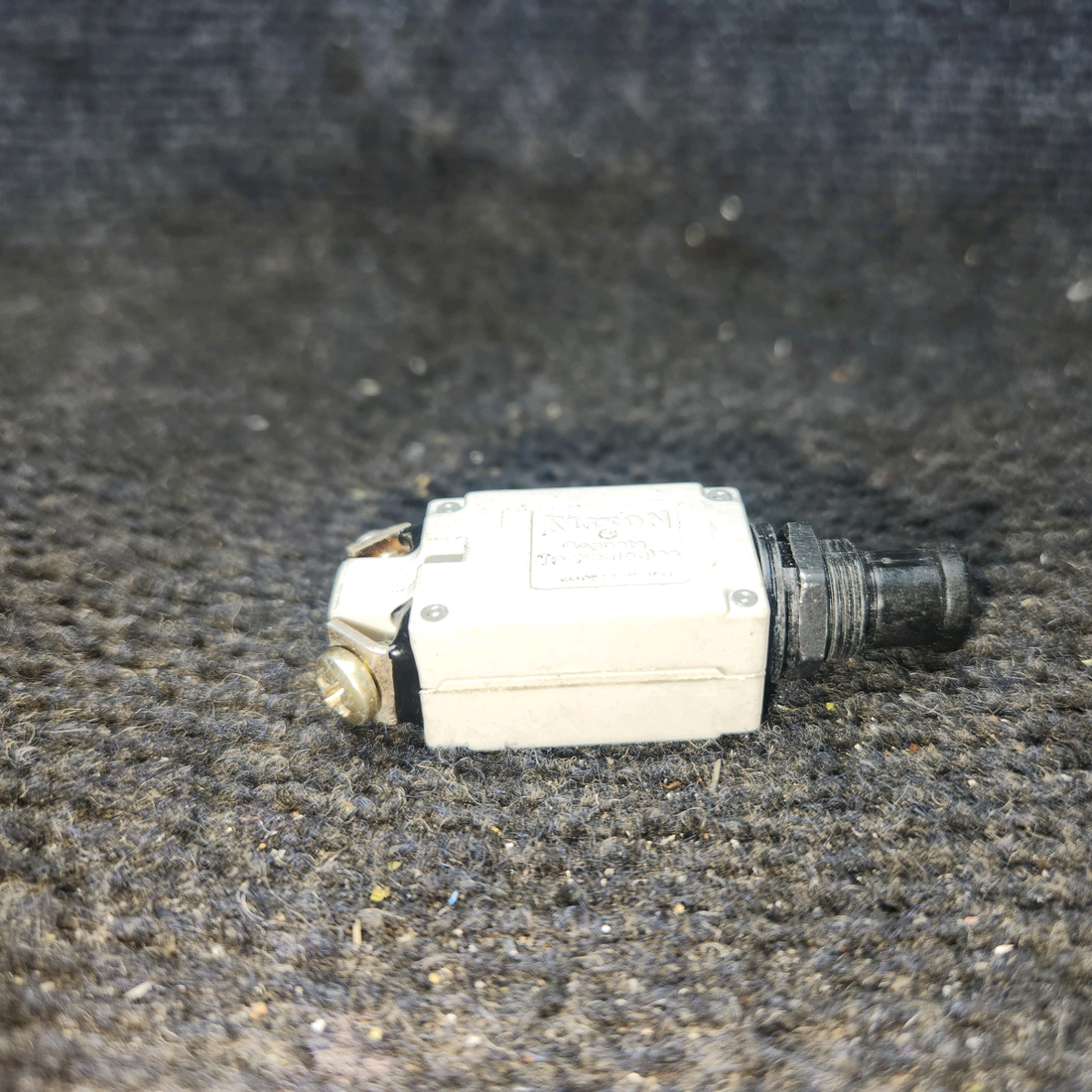 Used aircraft parts for sale, 7277-5-15 Klixon 7277 cessna 150G Push-Pull Circuit Breaker - 15 Amps
