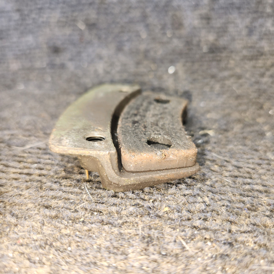 Used aircraft parts for sale, 074-01000, 073-01100 cessna 172N Backing Plate – 2 Rivets Set (0.202 in)