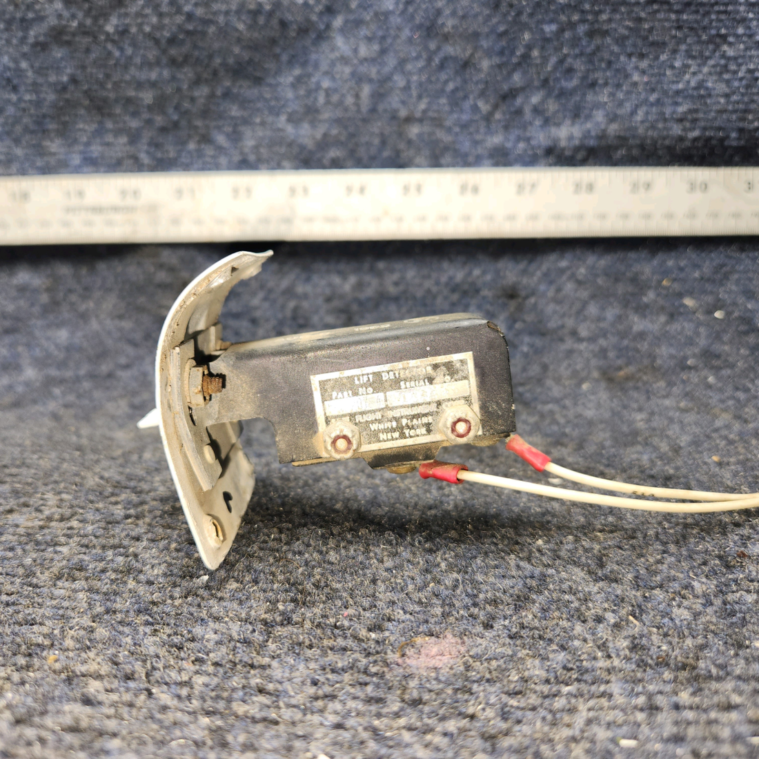 Used aircraft parts for sale, C-52207-4 Safe Flight Piper PA28-140 Safe Flight Lift Detector