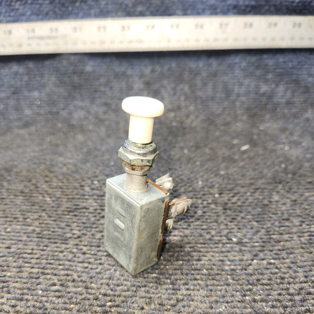 Used aircraft parts for sale, 0713035 Cessna 172E 3-Position Landing/Taxi Light Pull Switch OFF/ON/ON