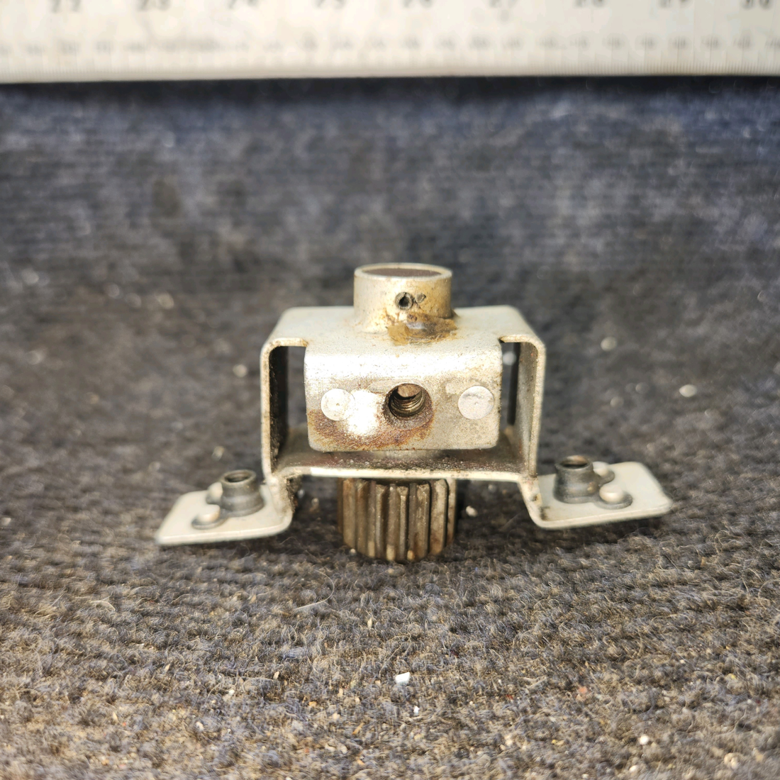 Used aircraft parts for sale, 0412066-1 cessna 150G Cabin Door Rotary Clutch Assembly