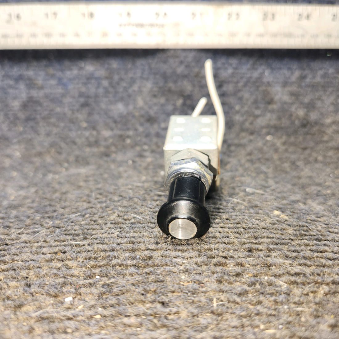 Used aircraft parts for sale, 0713026-4 cessna 172k Beacon Switch Knob Assembly