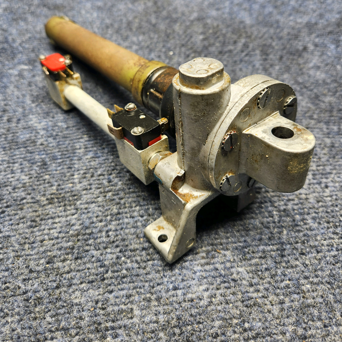 Used aircraft parts for sale, C301002-0312 CESSNA C172RG FLAP ACTUATOR & SWITCH BAR ASSEMBLY (7")