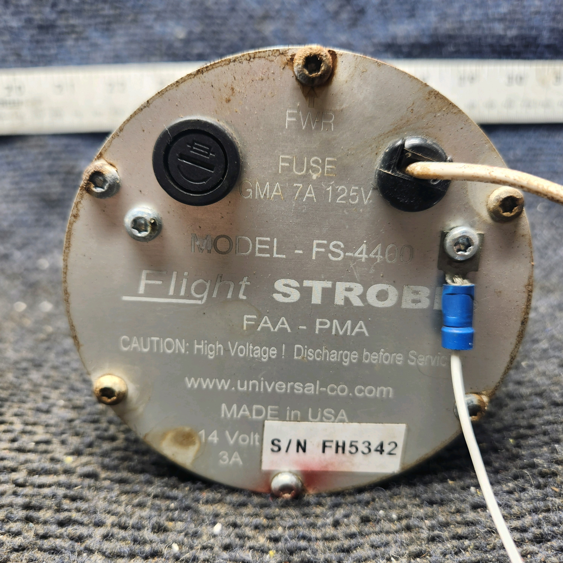Used aircraft parts for sale, FS-4400 Universal Corp Piper PA-28-140 Strobe Light Assembly (Volts: 14, 3A)