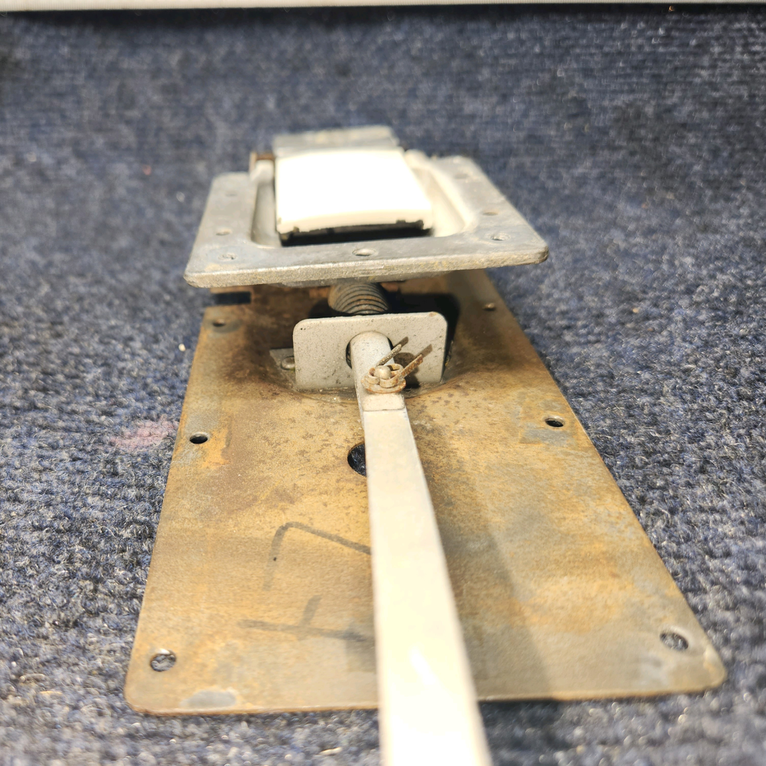 Used aircraft parts for sale, 0413387-3 Cessna C-150J Door Latch Assy LH