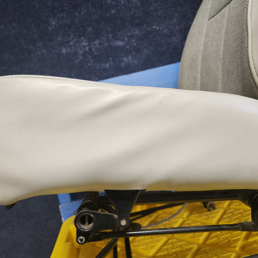 Used aircraft parts for sale, 89026-002 PIPER PA28-161 Warrior III SEAT ASSY LH-PILOT   MECHANICAL GOOD CONDITIONS