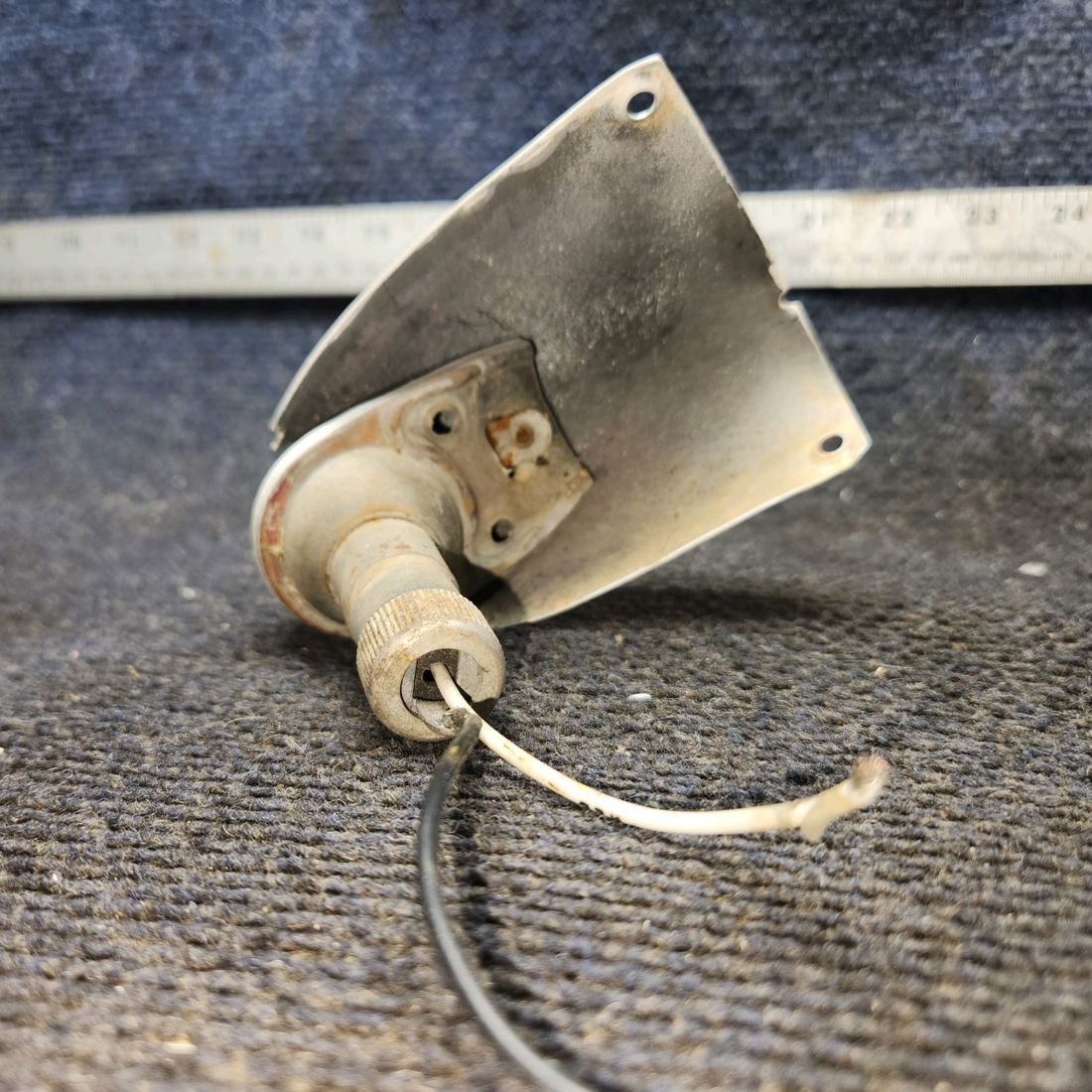 Used aircraft parts for sale, C622001-0202 cessna 150G Wing Position Light Assembly with Amber Lens – RH