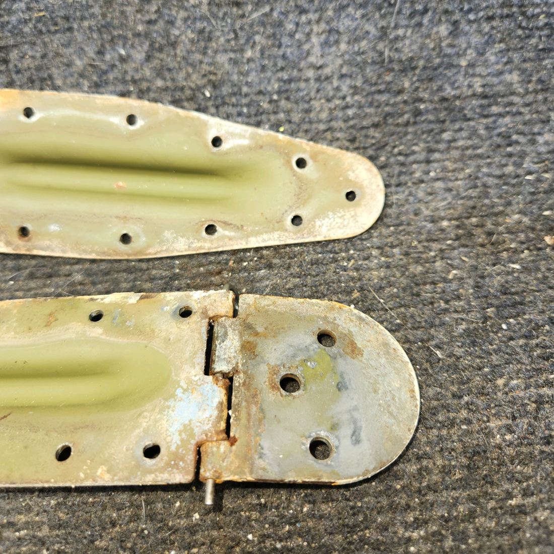 Used aircraft parts for sale, 0517019-3 cessna 172N Hinge Half