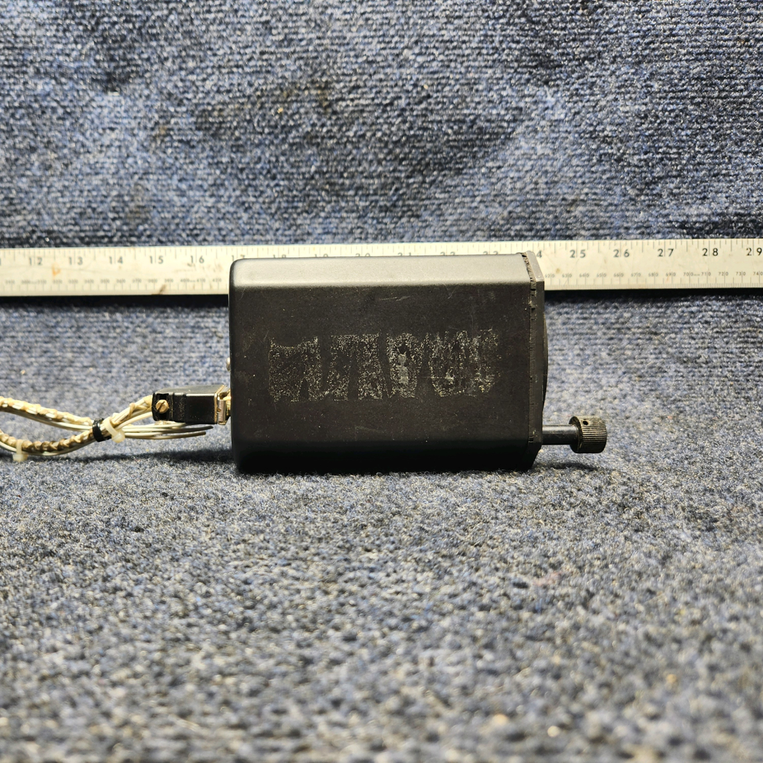 Used aircraft parts for sale, ID-825 TSO CESSNA 172K VOR / LOC / GLIDESLOPE INDICATOR WITH CONNECTOR
