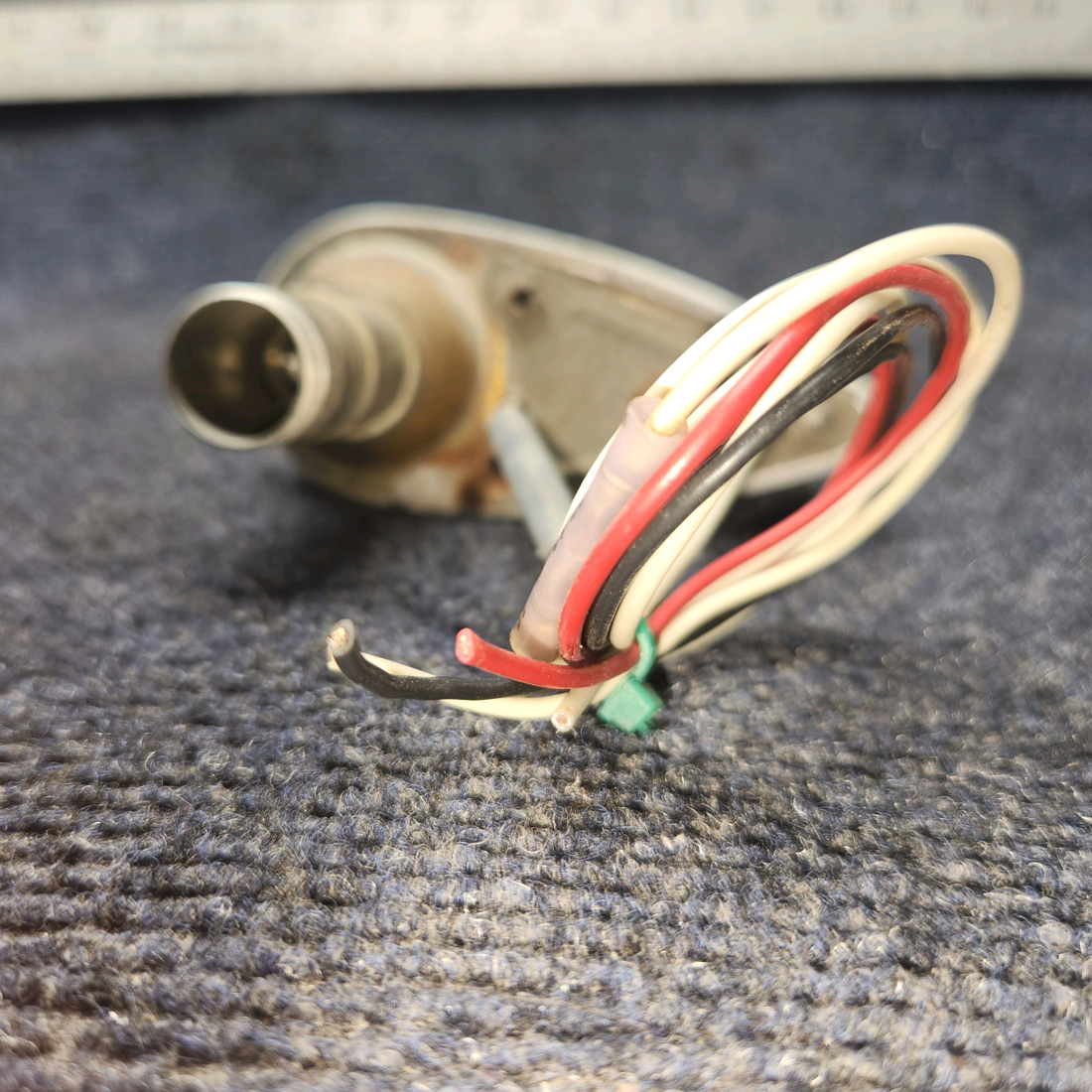 Used aircraft parts for sale, 472-895 Piper PA28-140 Nav Light Assy w/ Green Strobe – 14 volts