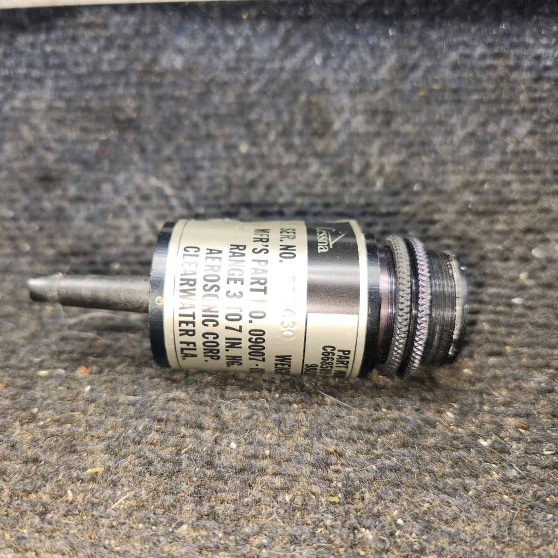 Used aircraft parts for sale, 09007-0117 Aerosonic cessna 172N Suction Indicator