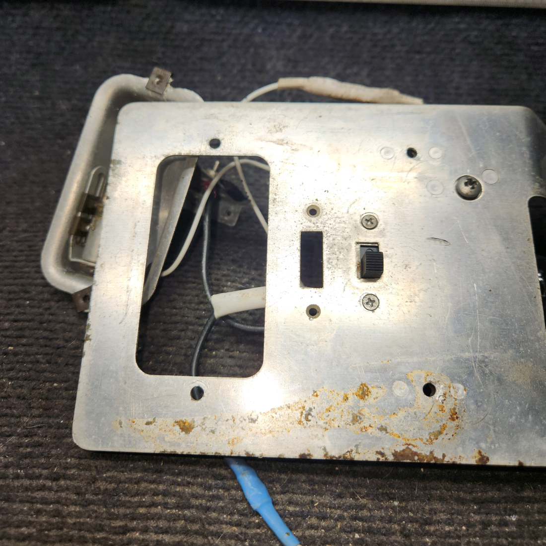 Used aircraft parts for sale, 0511325-1 cessna 172N Overhead Console Support Assembly