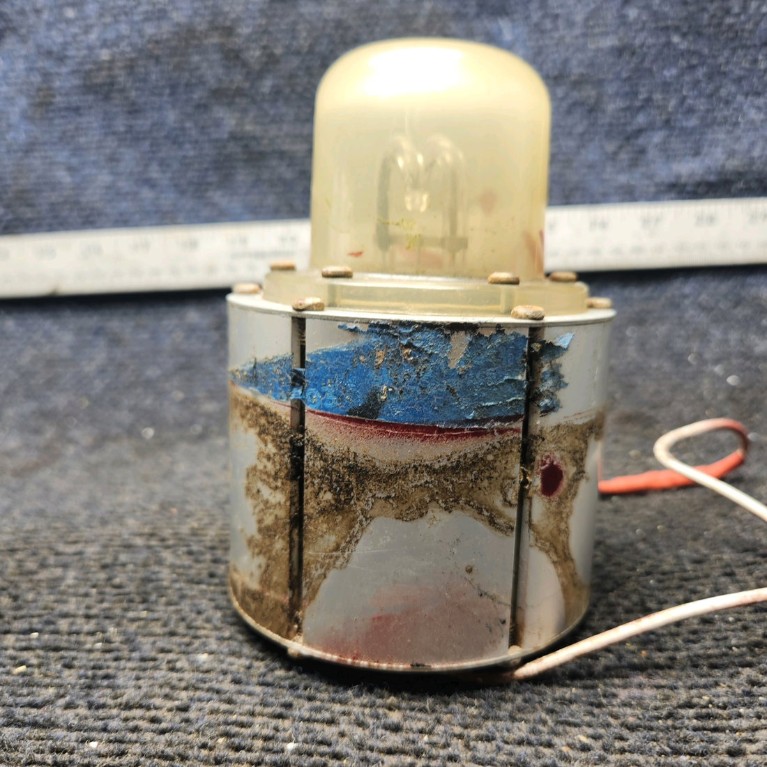 Used aircraft parts for sale, FS-4400 Universal Corp Piper PA-28-140 Strobe Light Assembly (Volts: 14, 3A)