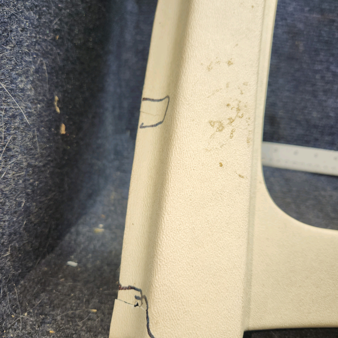 Used aircraft parts for sale, 0515027-4 cessna 172N Window Moulding - RH