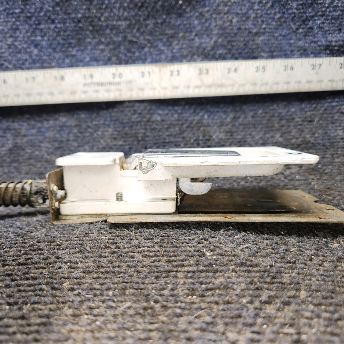 Used aircraft parts for sale, 0517012-4 cessna 172N Cabin Door Latch Assembly – RH