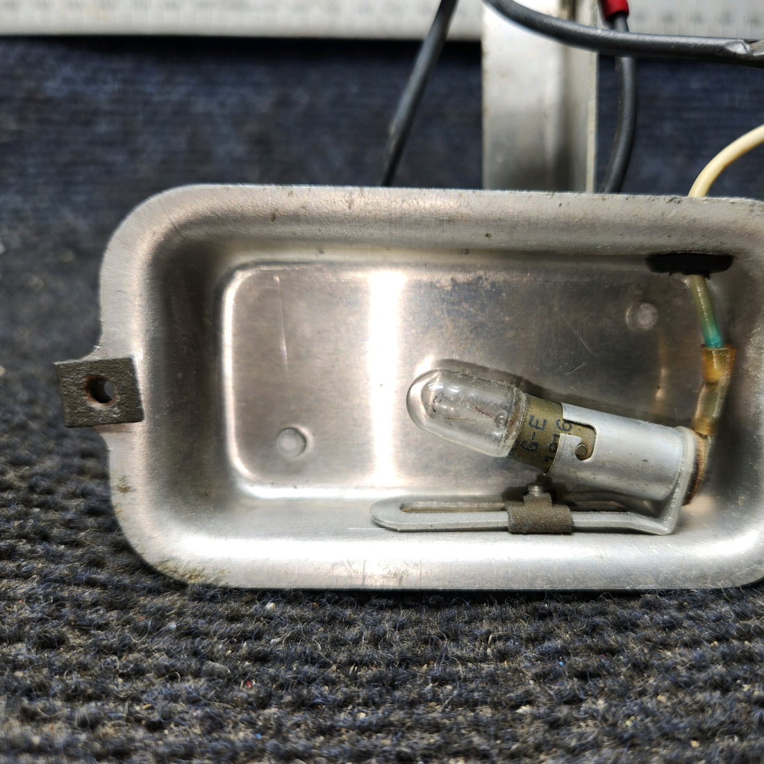 Used aircraft parts for sale, 0413140-5 Cessna 172F Overhead Console Light & Bracket