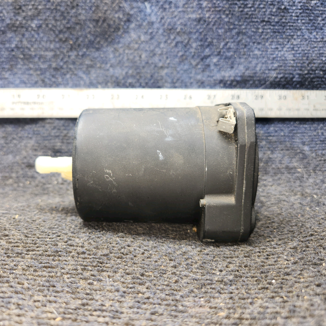 Used aircraft parts for sale, S1392-N2 United Instruments cessna 172k Vertical Speed Indicator – Glass is Slightly Foggy
