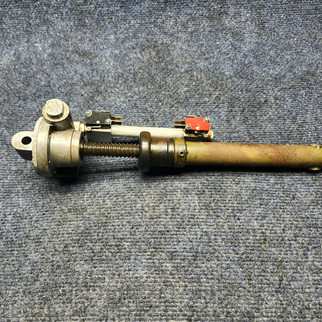 Used aircraft parts for sale, C301002-0312 CESSNA C172RG FLAP ACTUATOR & SWITCH BAR ASSEMBLY (7")