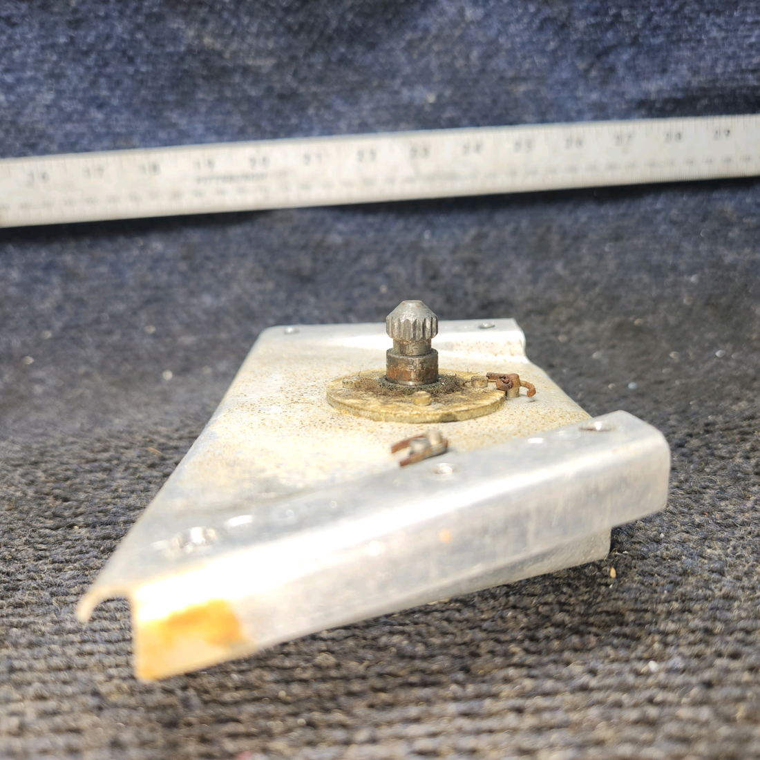 Used aircraft parts for sale, 62757-000, 62759-000, 20908-000, 62844-000 Piper PA-28-140 Trim Crank Assembly
