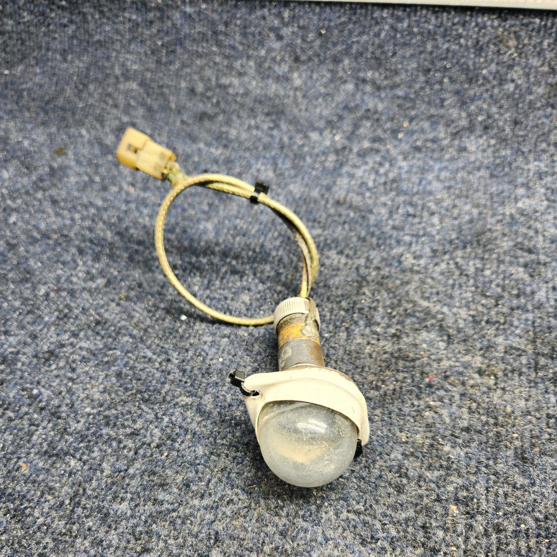 Used aircraft parts for sale, A-2064-1073 GRIMES Piper PA32RT-300 REAR POSITION LIGHT ASSEMBLY W LENS AND RETAINER (12V)