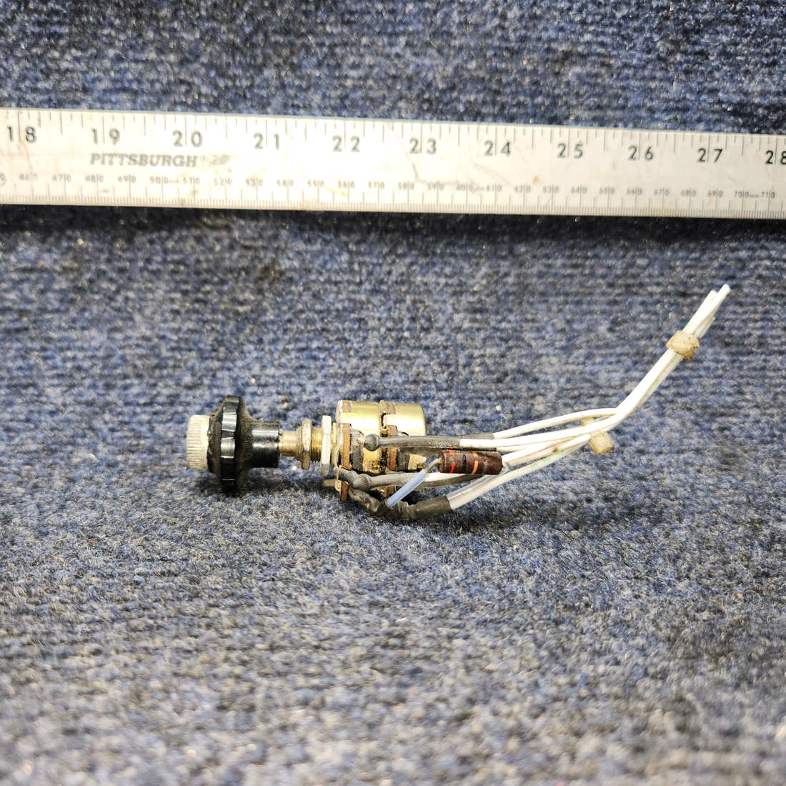 Used aircraft parts for sale, S2091-7 Cessna 172RG Resistor Panel Light W/Knob