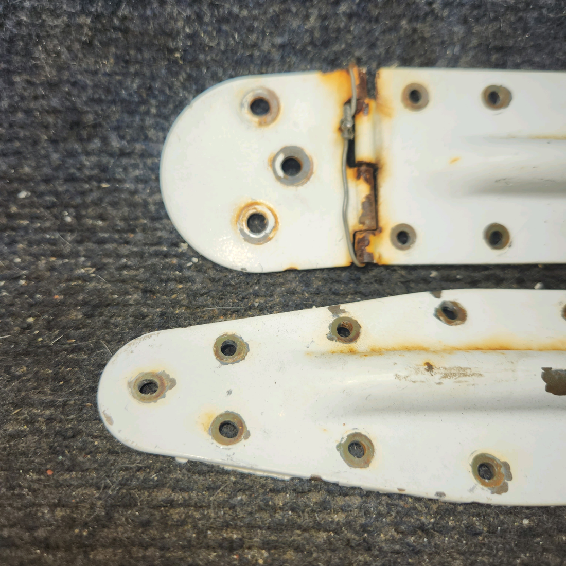 Used aircraft parts for sale, 0517019-3 cessna 172N Hinge Half