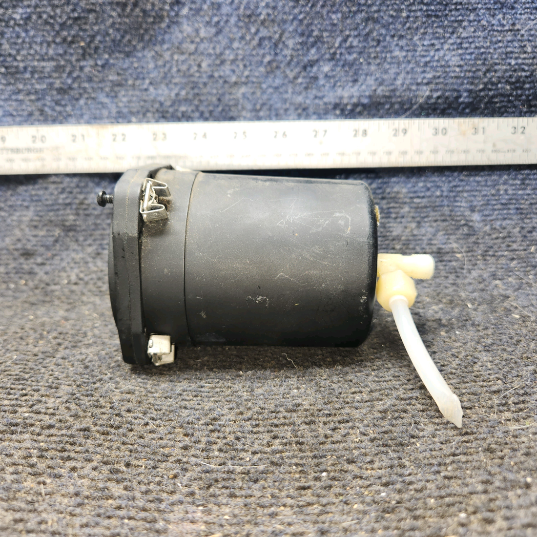 Used aircraft parts for sale, S1392-N2 United Instruments cessna 172k Vertical Speed Indicator – Glass is Slightly Foggy