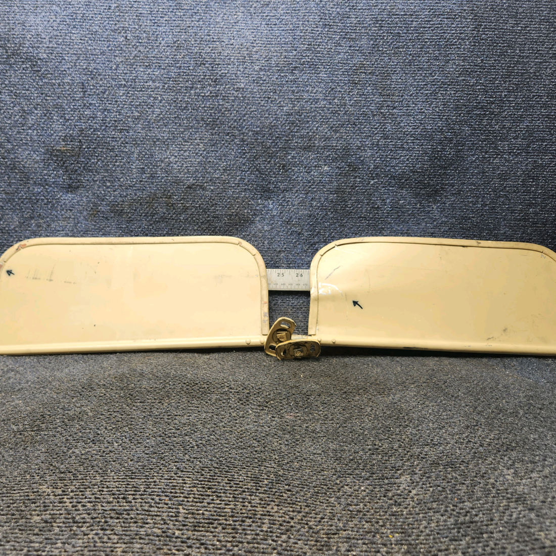 Used aircraft parts for sale, 0713011-13 Cessna 172 Sun-Visor Set LH & RH with brackets (Dent)