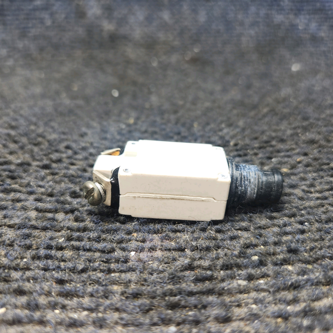 Used aircraft parts for sale, 7277-2-5 Klixon 7277 cessna 150G Push-Pull Circuit Breaker - 5 Amps