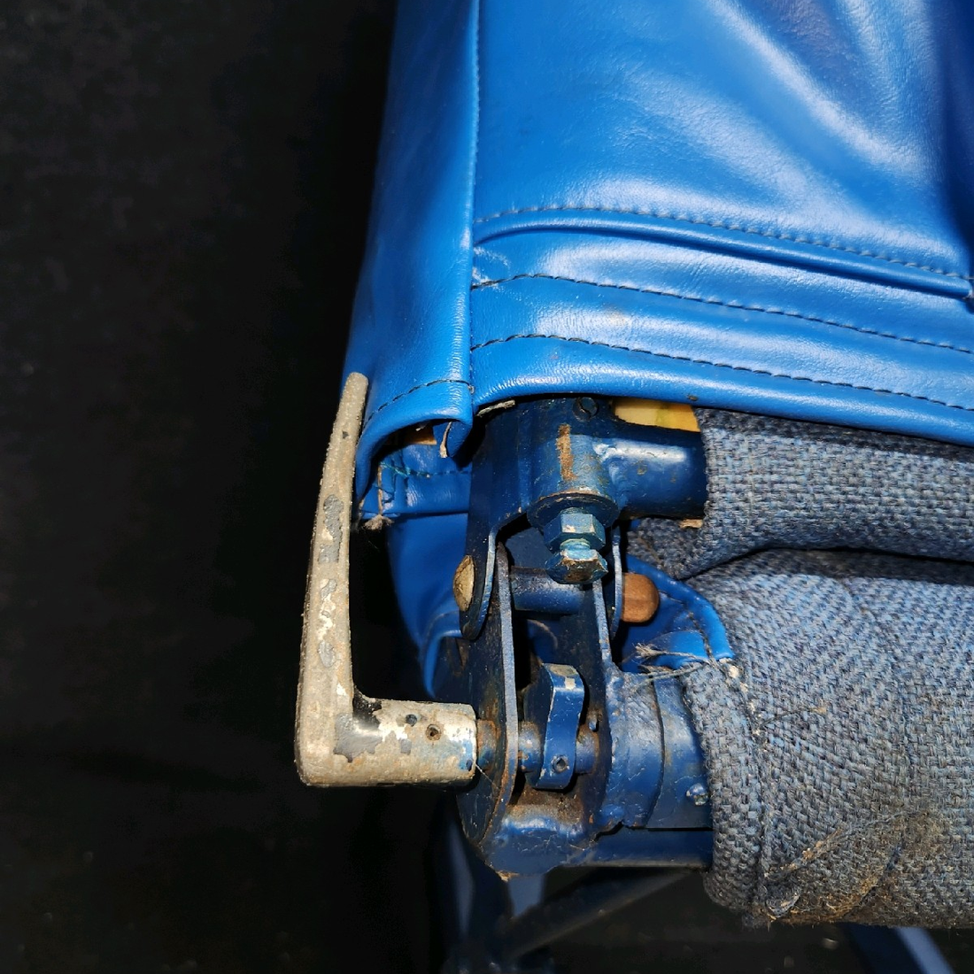 Used aircraft parts for sale, 79337-022 piper PA-28-181 Front Co-Pilot Seat Assembly – RH