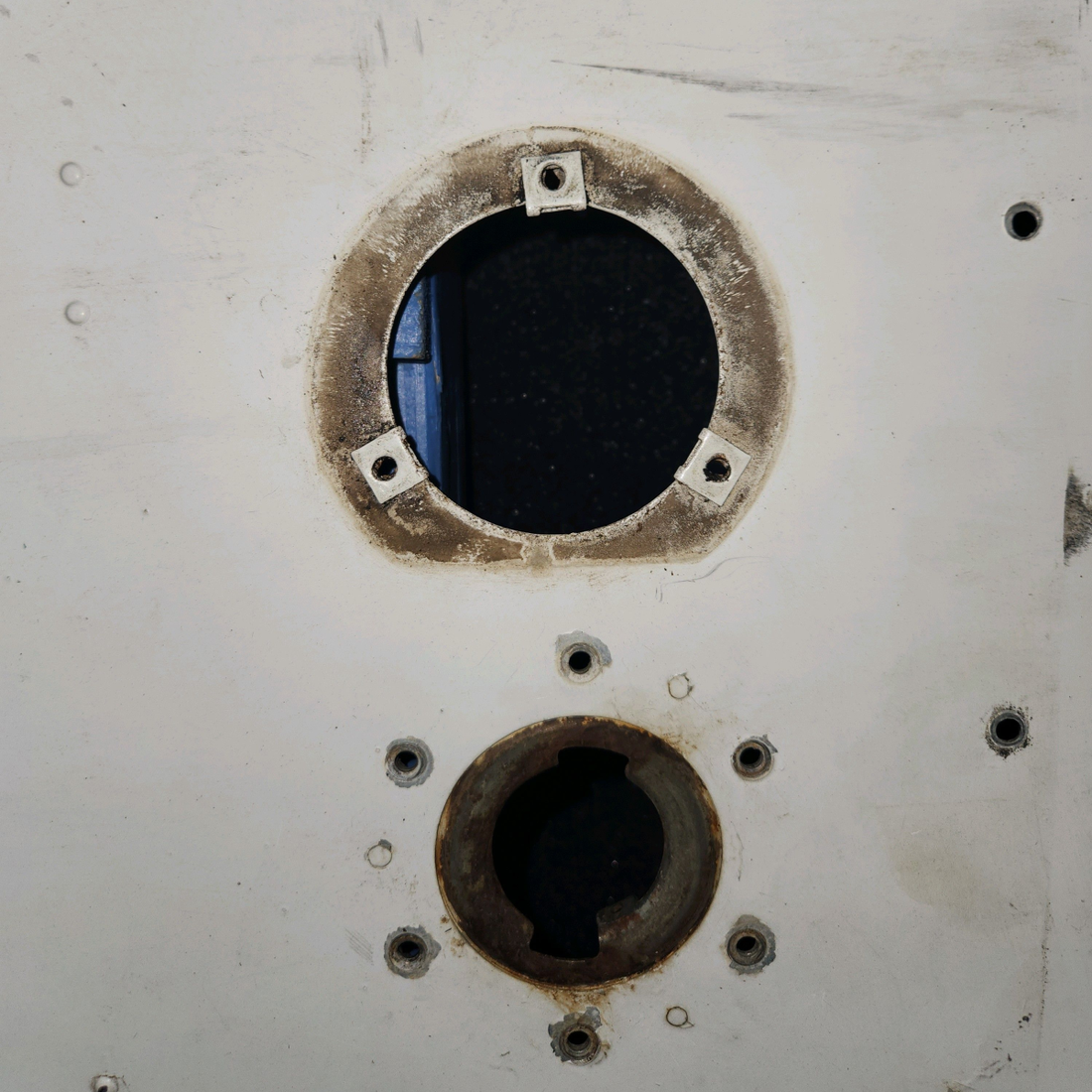 Used aircraft parts for sale, 0523521-26 cessna 172N Fuel Tank Well Cover Assembly – RH